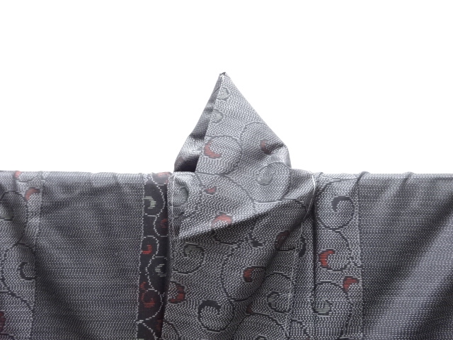  未使用品　縞に唐草模様織り出し本場泥大島紬着物